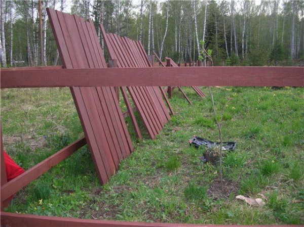 Деревянный забор своими руками: пошаговая инструкция