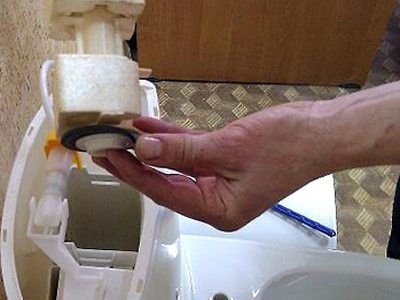 Что делать &ndash; если бежит вода в унитазе: как отремонтировать бачок, и не сливать деньги в канализацию