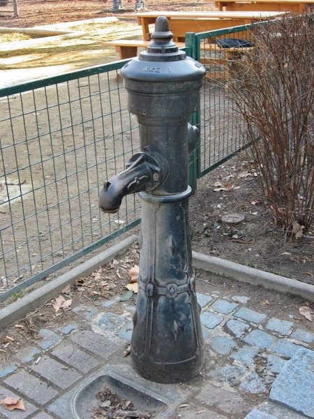 Водопроводная колонка для загородного дома