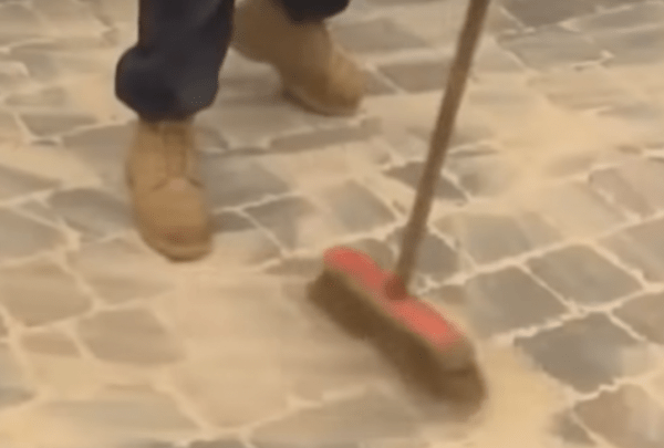 Как уложить тротуарную плитку на отсев своими руками