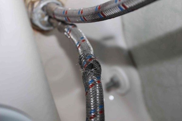 Гибкий шланг для водопровода: выбор, монтаж и эксплуатация
