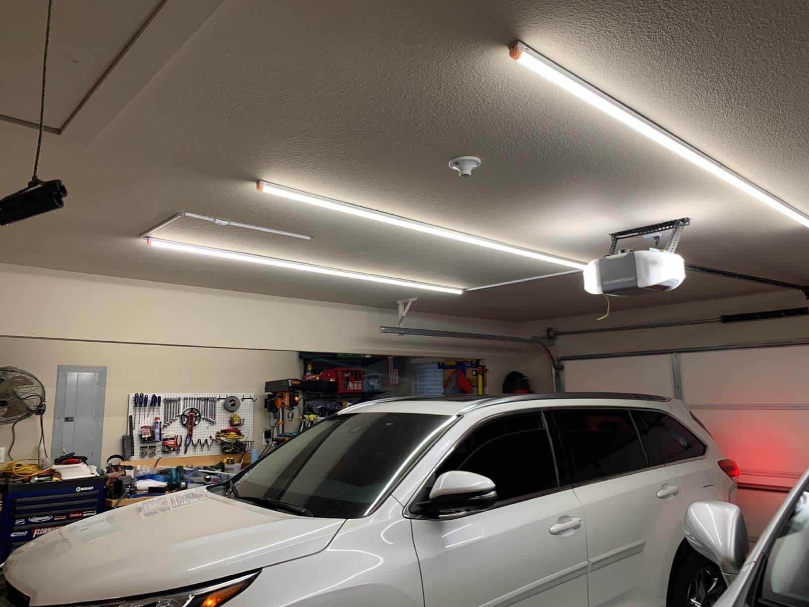Вольт освещение. Светильники для гаража. Led светильники для гаража. Лампы линейные в гараж. Подвесной светильник в гараж.