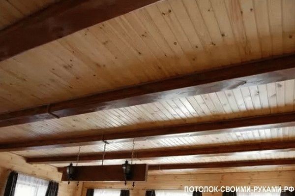 
			Потолок из необрезной доски под старину		