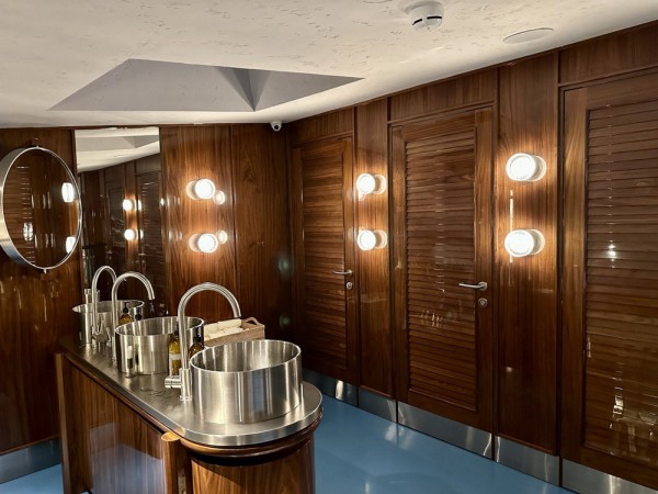 Интерьер ресторана &mdash; рыбной брассерии Anchovy&rsquo;s Club