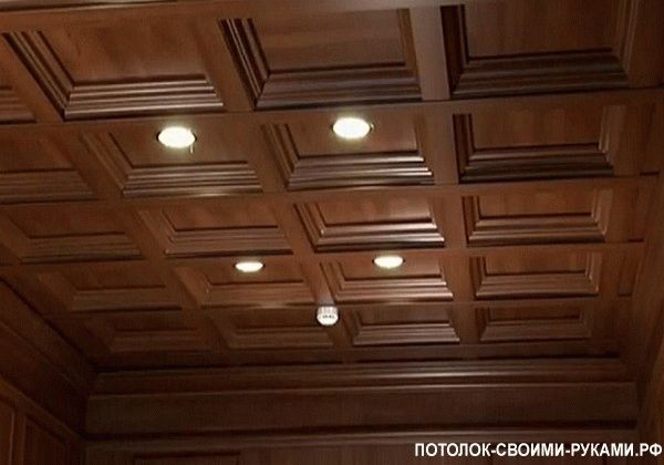 
			Потолок из необрезной доски под старину		