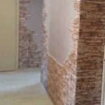 Декоративный камень в прихожей &mdash; секреты укладки