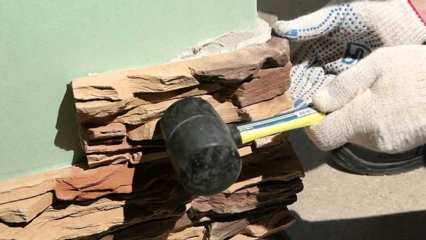 Декоративный камень в прихожей &mdash; секреты укладки