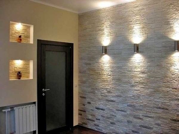 Декоративный камень в прихожей &mdash; секреты укладки