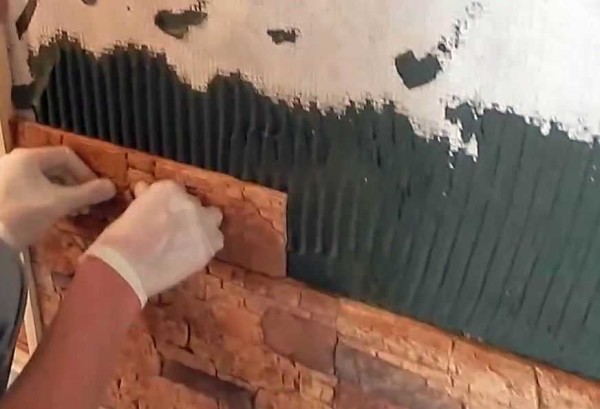 Декоративный камень в прихожей &mdash; секреты укладки