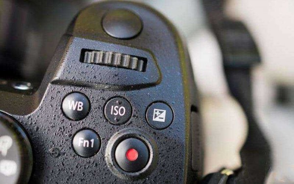 Обзор Panasonic Lumix GH5 — Фотокамера монстр поднимающая планку Обзор Panasonic Lumix GH5 — Фотокамера монстр поднимающая планку