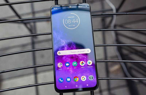 Обзор телефона Motorola One Zoom с четырьмя камерами Обзор телефона Motorola One Zoom с четырьмя камерами