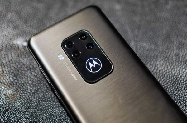 Обзор телефона Motorola One Zoom с четырьмя камерами Обзор телефона Motorola One Zoom с четырьмя камерами