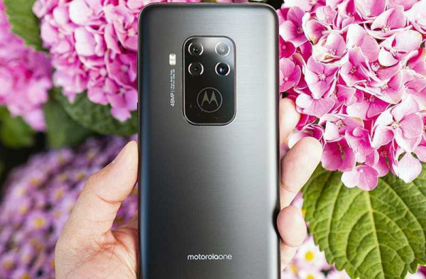 Обзор телефона Motorola One Zoom с четырьмя камерами Обзор телефона Motorola One Zoom с четырьмя камерами