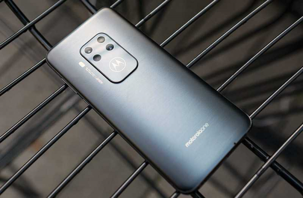 Обзор телефона Motorola One Zoom с четырьмя камерами Обзор телефона Motorola One Zoom с четырьмя камерами