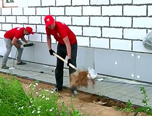 Как сделать отмостку вокруг дома своими руками: пошаговая инструкция