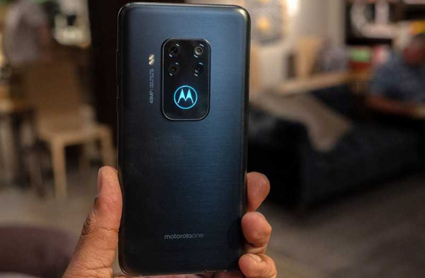 Обзор телефона Motorola One Zoom с четырьмя камерами Обзор телефона Motorola One Zoom с четырьмя камерами