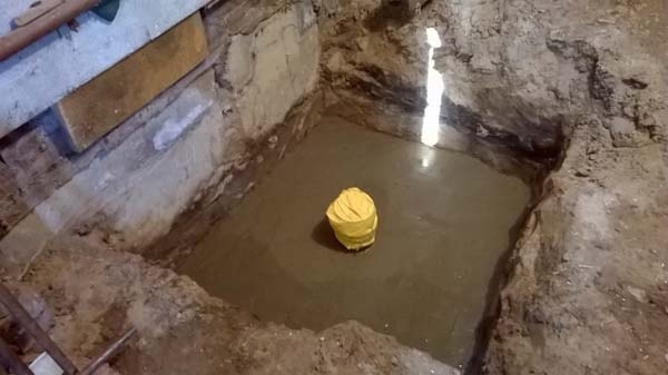 Скважина на воду в гараже Скважина на воду в гараже