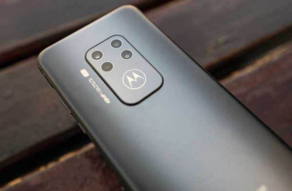 Обзор телефона Motorola One Zoom с четырьмя камерами Обзор телефона Motorola One Zoom с четырьмя камерами