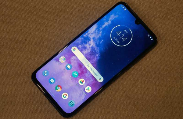 Обзор телефона Motorola One Zoom с четырьмя камерами Обзор телефона Motorola One Zoom с четырьмя камерами