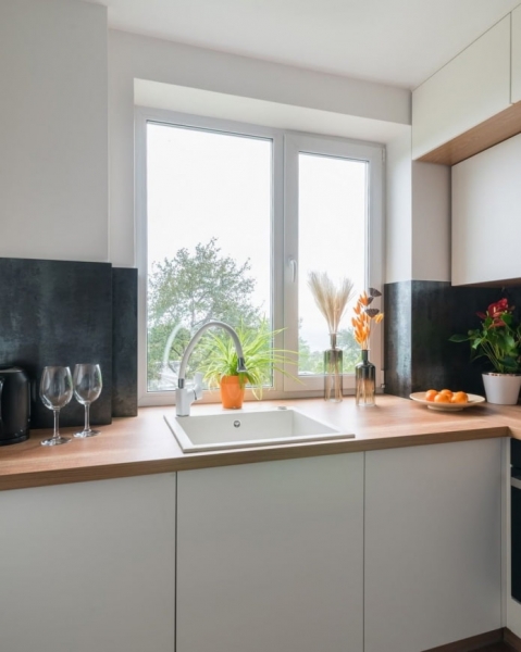 Как обустроить кухню с мойкой у окна?