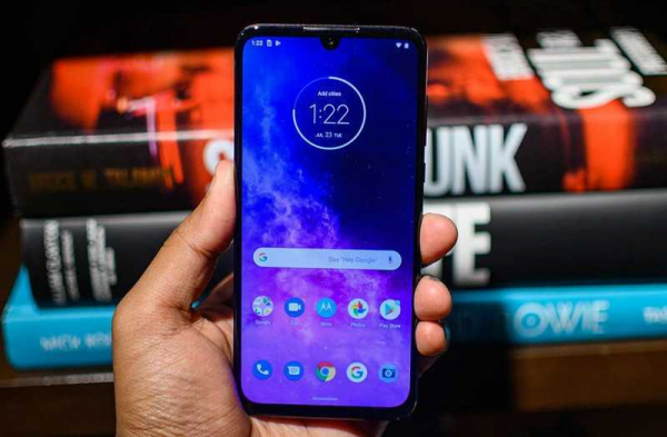 Обзор телефона Motorola One Zoom с четырьмя камерами Обзор телефона Motorola One Zoom с четырьмя камерами