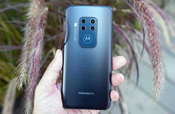 Обзор телефона Motorola One Zoom с четырьмя камерами Обзор телефона Motorola One Zoom с четырьмя камерами