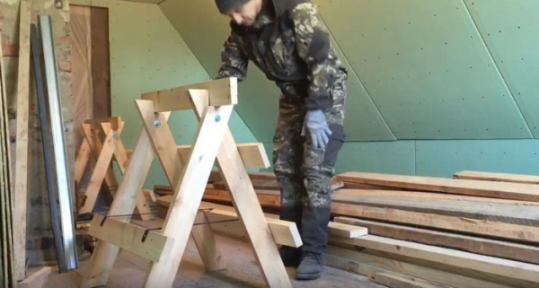 Делаем складные строительные козлы из обрезков досок на дачу