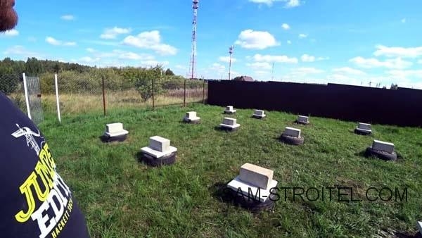 Самый простой и дешёвый фундамент из покрышек