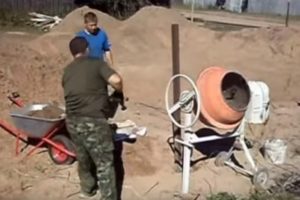 Деревянный забор на металлических столбах своими руками: пошаговая инструкция + фото