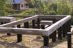 Обвязка фундамента на винтовых сваях: пошаговая инструкция и рекомендации по использованию швеллера